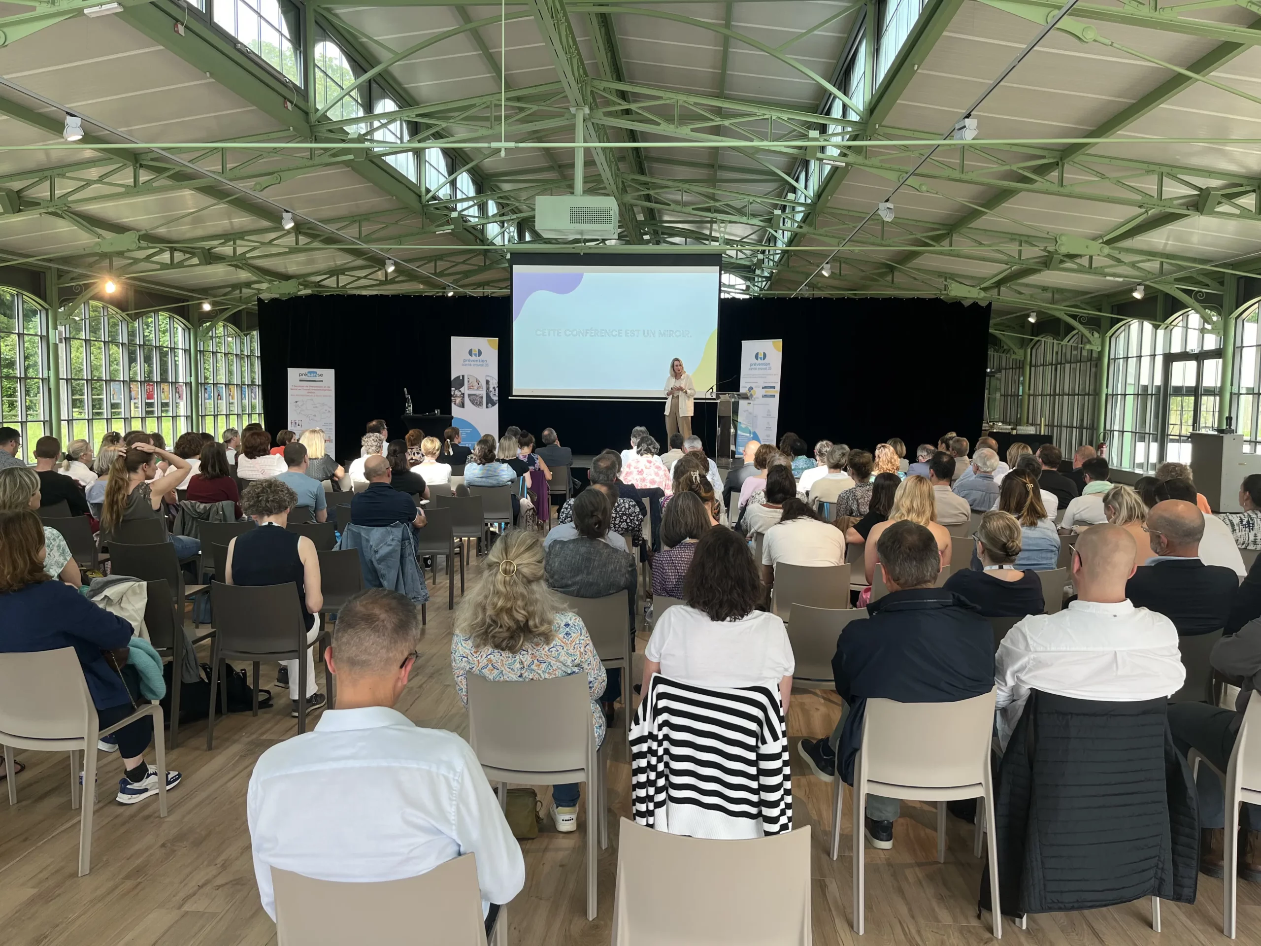 Noémie Guerrin en conférenceavec des dirigeant sur la santé mentale en entreprise